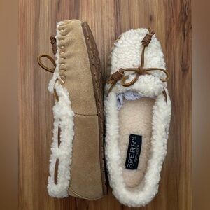 Sperry Women's Cozy Tan and Cream Slippers